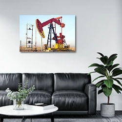«Нефтедобыча 20» в интерьере офиса в зоне отдыха над диваном