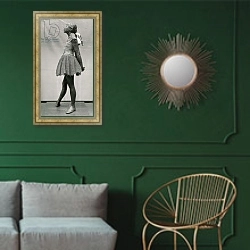 «Little Dancer, Aged 14» в интерьере классической гостиной с зеленой стеной над диваном