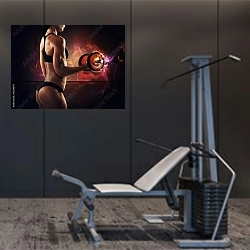 «Тренирующаяся мускулистая женщина» в интерьере тренажерного зала в темных тонах