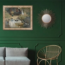 «Ланч» в интерьере классической гостиной с зеленой стеной над диваном