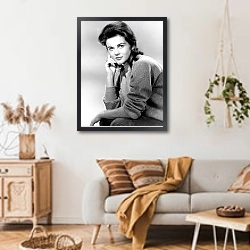 «Ann-Margret 24» в интерьере гостиной в стиле ретро над диваном