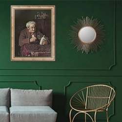 «A Touch of Rheumatism» в интерьере классической гостиной с зеленой стеной над диваном