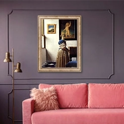 «Дама, стоящая у спинета» в интерьере гостиной с розовым диваном