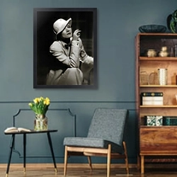«Dietrich, Marlene 24» в интерьере гостиной в стиле ретро в серых тонах