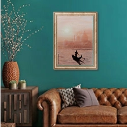«Гондольер на закате» в интерьере гостиной с зеленой стеной над диваном
