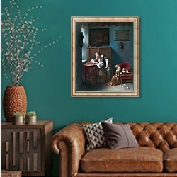 «Леди, учащая ребенка читать» в интерьере гостиной с зеленой стеной над диваном