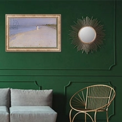 «Summer evening at the South Beach, Skagen, 1893» в интерьере классической гостиной с зеленой стеной над диваном