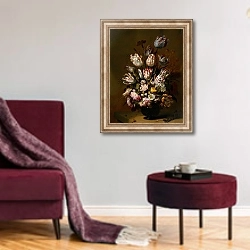 «Натюрморт с цветами» в интерьере гостиной в бордовых тонах
