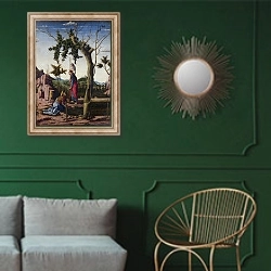 «Noli me Tangere» в интерьере классической гостиной с зеленой стеной над диваном