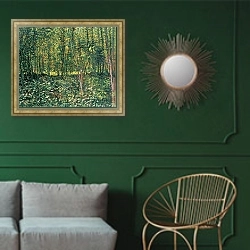 «Trees and Undergrowth, 1887» в интерьере классической гостиной с зеленой стеной над диваном