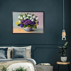 «Букет из весенних цветов в вазе» в интерьере классической спальни с темными стенами