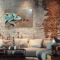 «Хамелеон и божьи коровки» в интерьере гостиной в стиле лофт с кирпичной стеной