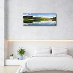 «Россия, Алтай. Озеро на плато Улаган» в интерьере современной минималистичной спальни