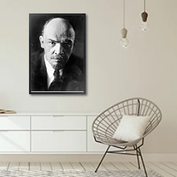 «Портрет Ленина» в интерьере белой комнаты в скандинавском стиле над комодом