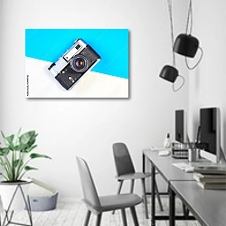 «Ретро камера на бело-голубом фоне» в интерьере современного офиса в минималистичном стиле