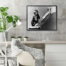 «История в черно-белых фото 752» в интерьере кабинета в скандинавском стиле с бетонной стеной