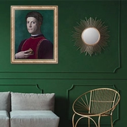 «Портрет Пьеро де Медичи» в интерьере классической гостиной с зеленой стеной над диваном