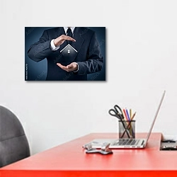 «Страхование собственности» в интерьере офиса над рабочим местом сотрудника