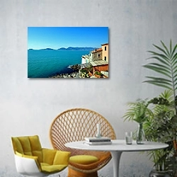 «Италия. Деревушка Телларо на берегу моря» в интерьере современной гостиной с желтым креслом