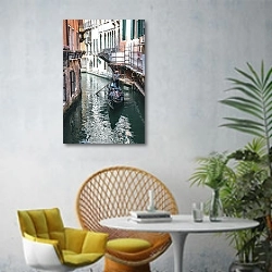 «Влюбленная пара в лодке на канале в Венеции» в интерьере современной гостиной с желтым креслом