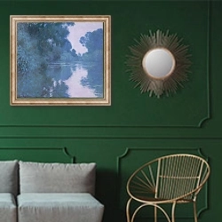 «Приток Сены» в интерьере классической гостиной с зеленой стеной над диваном