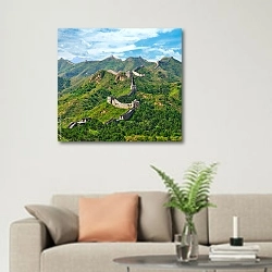 «Великая китайская стена 3» в интерьере современной светлой гостиной над диваном