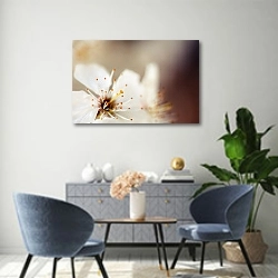 «Цветок вишни» в интерьере современной гостиной над комодом