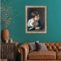 «Крестьянский мальчик, наклоняющийся через оконную раму» в интерьере гостиной с зеленой стеной над диваном