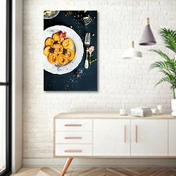 «Тарелка с персиками и корицей» в интерьере комнаты в скандинавском стиле над тумбой