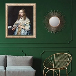 «Портрет девушки 2» в интерьере классической гостиной с зеленой стеной над диваном