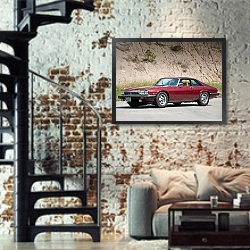 «Jaguar XJS '1975–95» в интерьере двухярусной гостиной в стиле лофт с кирпичной стеной