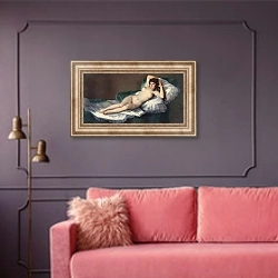 «Обнаженная маха» в интерьере гостиной с розовым диваном