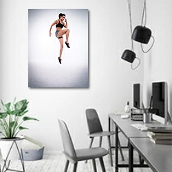 «Спортсменка в прыжке» в интерьере современного офиса в минималистичном стиле