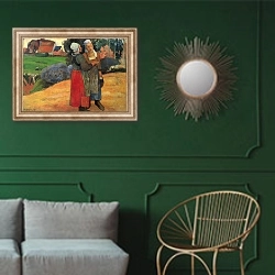«Бретонские крестьянки» в интерьере классической гостиной с зеленой стеной над диваном