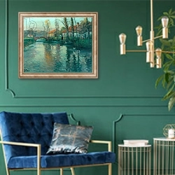 «The River» в интерьере в классическом стиле с зеленой стеной