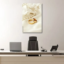 «Обручальные кольца на белом кружеве с жемчужным ожерельем» в интерьере кабинета директора над офисным креслом
