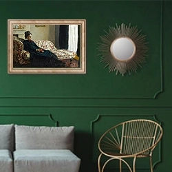 «Миссис Моне на софе» в интерьере классической гостиной с зеленой стеной над диваном