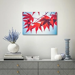 «Красные кленовые листья на ветке» в интерьере современной гостиной с голубыми деталями