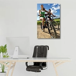 «Счастливые велосипедисты» в интерьере офиса над рабочим местом