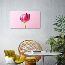 «Розовый тюльпан на розовом» в интерьере современной гостиной с желтым креслом