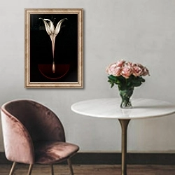 «Bleeding lily,2013,» в интерьере в классическом стиле над креслом