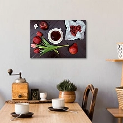 «Тюльпаны, ягоды и чай» в интерьере кухни над обеденным столом с кофемолкой