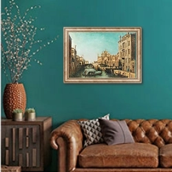 «Venetian Scene» в интерьере гостиной с зеленой стеной над диваном