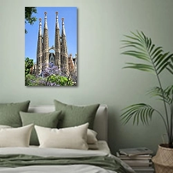 «Испания. Барселона. Собор Святого Семейства» в интерьере современной спальни в зеленых тонах