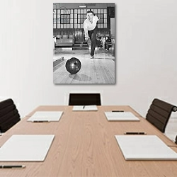 «Man bowling 2» в интерьере офиса над переговорным столом