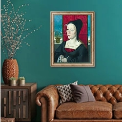«Портрет женщины 6» в интерьере гостиной с зеленой стеной над диваном