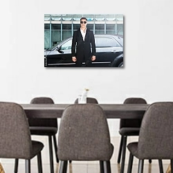 «Телохранитель в чёрном костюме» в интерьере переговорной комнаты в офисе