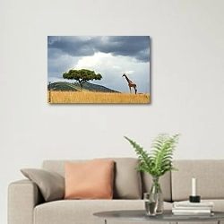 «Жираф в поле на фоне гор» в интерьере современной светлой гостиной над диваном