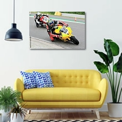 «Два мотоциклиста» в интерьере современной гостиной с желтым диваном