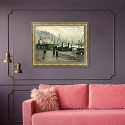 «Набережная с кораблями в Амстердаме, 1885» в интерьере гостиной с розовым диваном